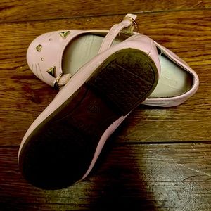 Place little girl shoes size 10